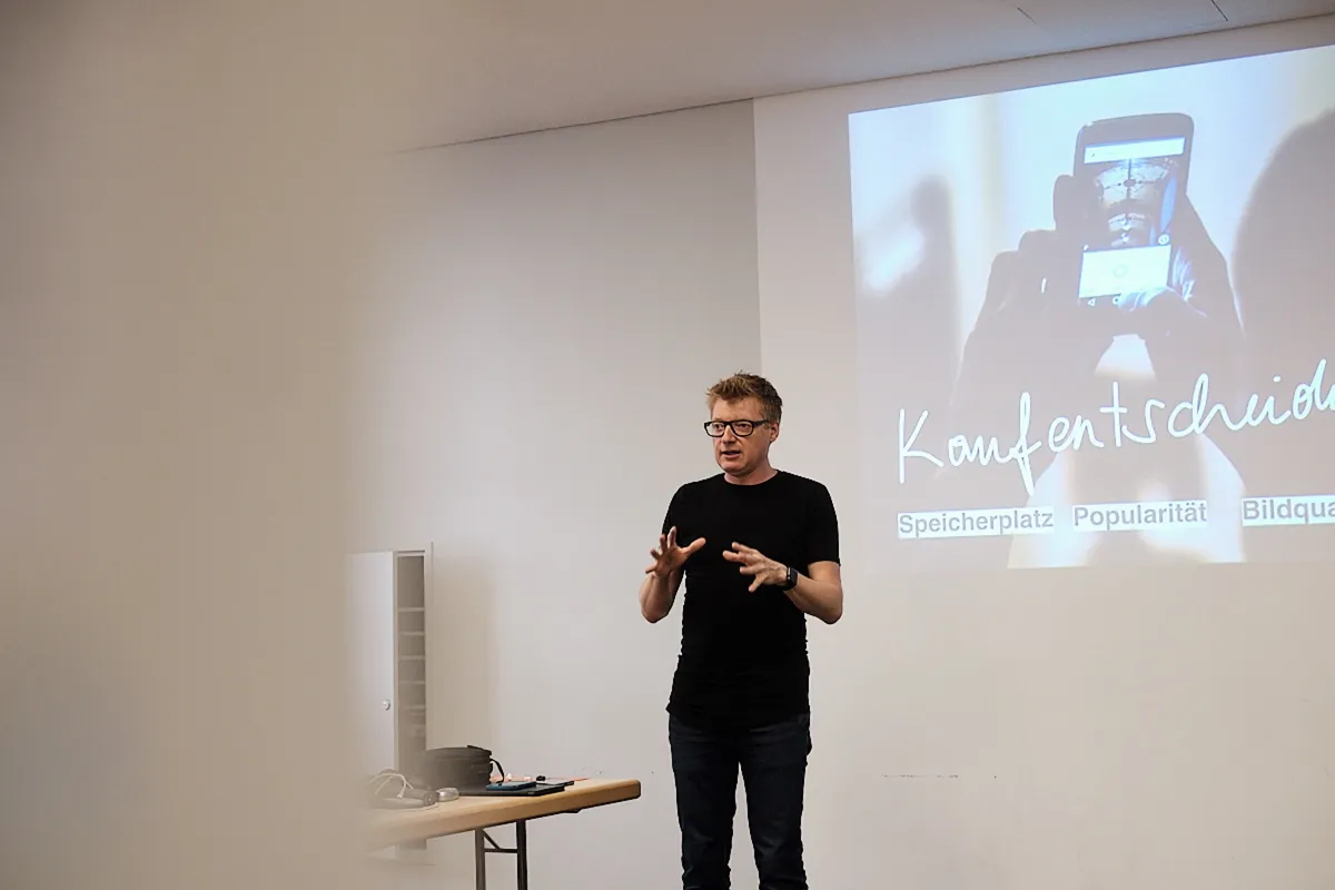 Wolfgang Lehner spricht in einem Workshop vor der Projektion seiner Folien