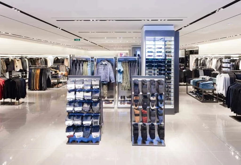 Verkaufsfläche einer Zara-Filiale mit Regalen und Kleiderständern